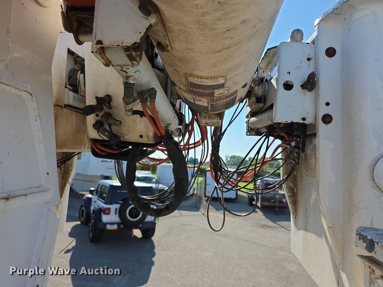image for item EF3635 2000 Chevrolet T6500 bucket truck
