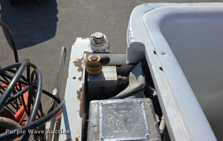 image for item EF3635 2000 Chevrolet T6500 bucket truck