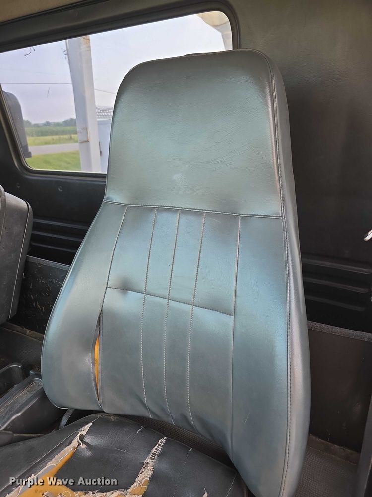 image for item EF3635 2000 Chevrolet T6500 bucket truck