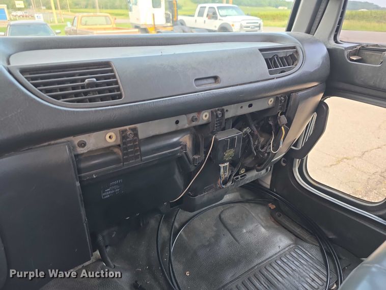 image for item EF3635 2000 Chevrolet T6500 bucket truck