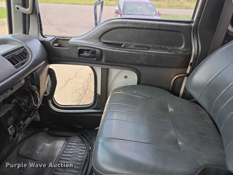 image for item EF3635 2000 Chevrolet T6500 bucket truck