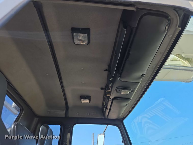 image for item EF3635 2000 Chevrolet T6500 bucket truck