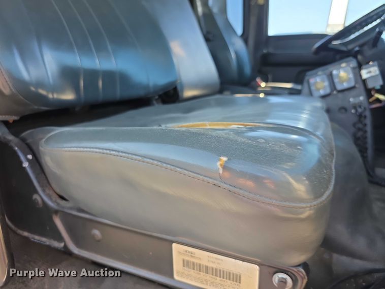 image for item EF3635 2000 Chevrolet T6500 bucket truck