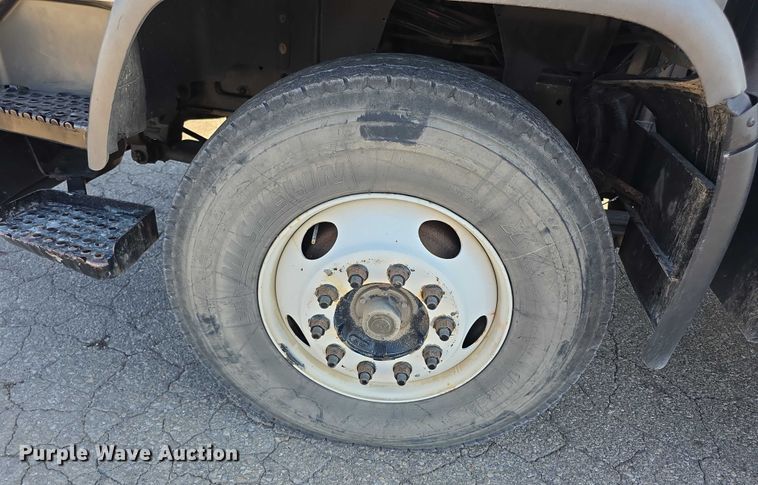 image for item EF3635 2000 Chevrolet T6500 bucket truck