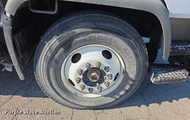 image for item EF3635 2000 Chevrolet T6500 bucket truck