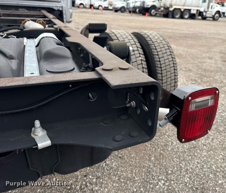 image for item EG1020 2022 Ford F550 Super Duty truck cab and chassis