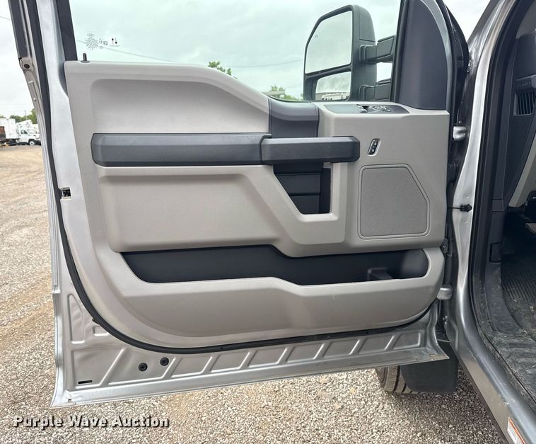 image for item EG1020 2022 Ford F550 Super Duty truck cab and chassis