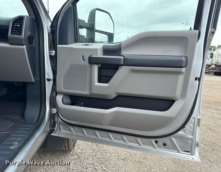 image for item EG1020 2022 Ford F550 Super Duty truck cab and chassis