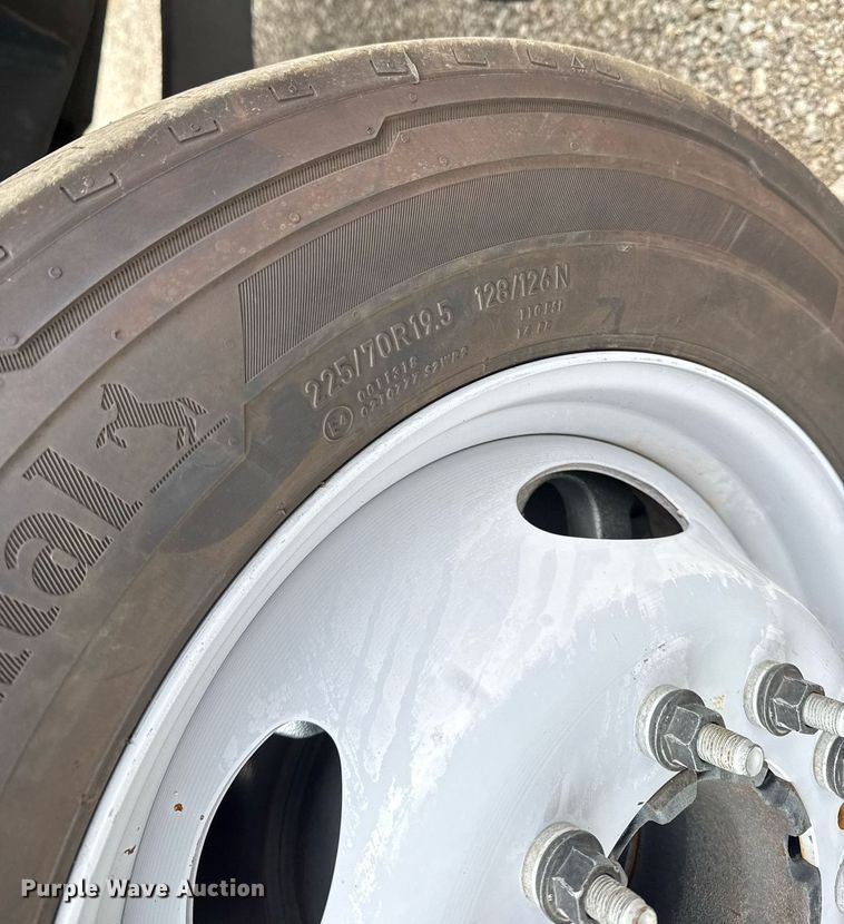 image for item EG1020 2022 Ford F550 Super Duty truck cab and chassis