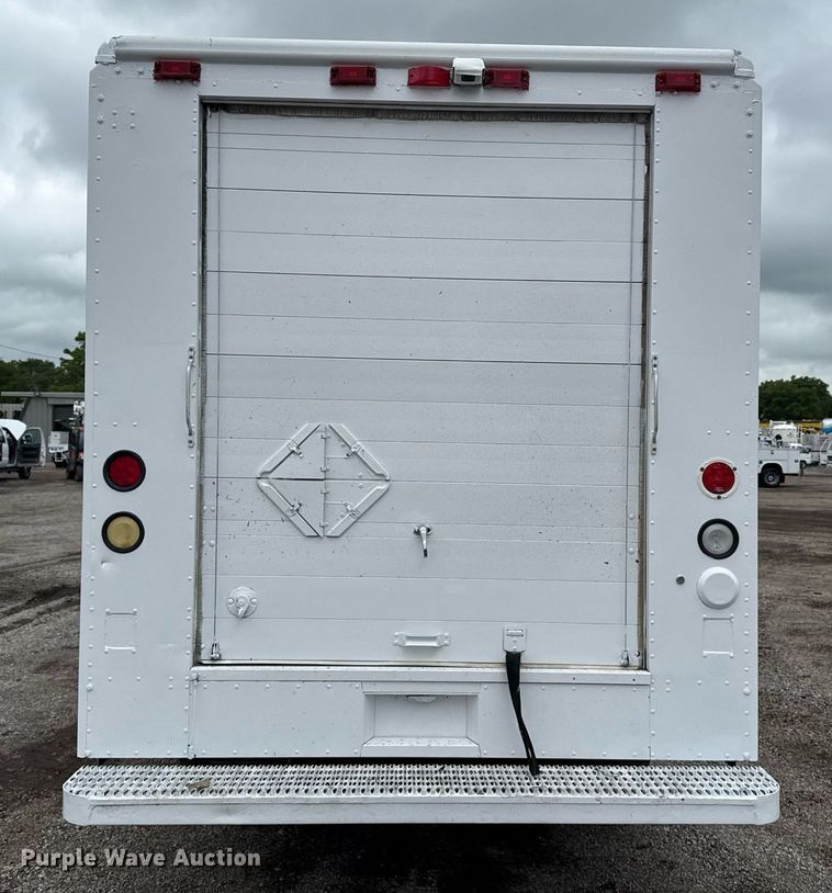 image for item EG5889 2001 Freightliner MT45  delivery truck