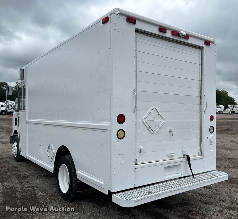 image for item EG5889 2001 Freightliner MT45  delivery truck