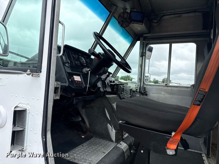 image for item EG5889 2001 Freightliner MT45  delivery truck