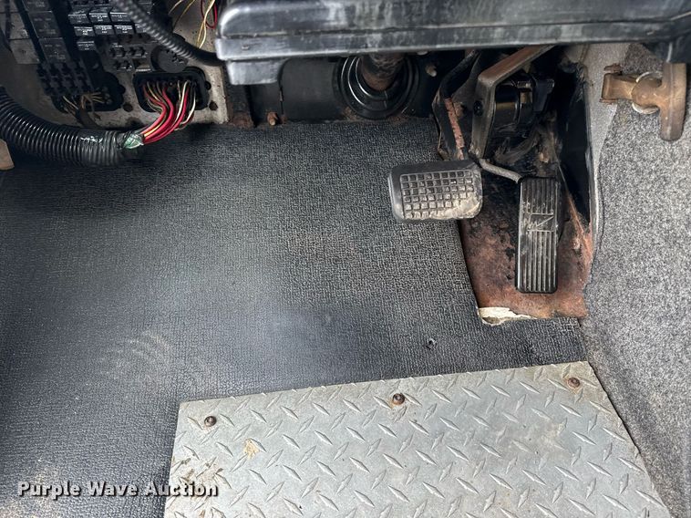 image for item EG5889 2001 Freightliner MT45  delivery truck