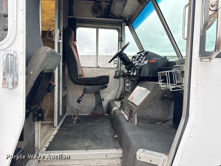 image for item EG5889 2001 Freightliner MT45  delivery truck