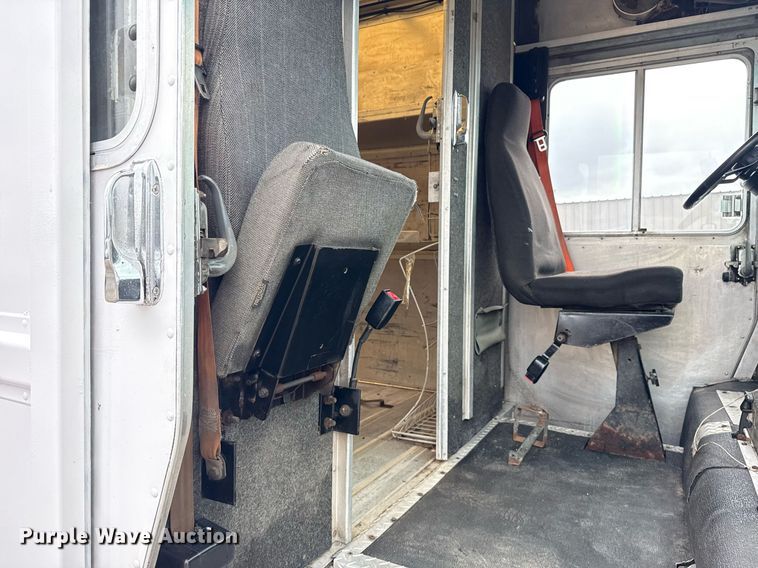 image for item EG5889 2001 Freightliner MT45  delivery truck