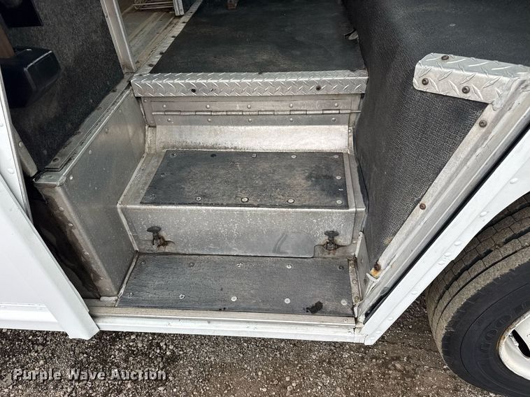 image for item EG5889 2001 Freightliner MT45  delivery truck