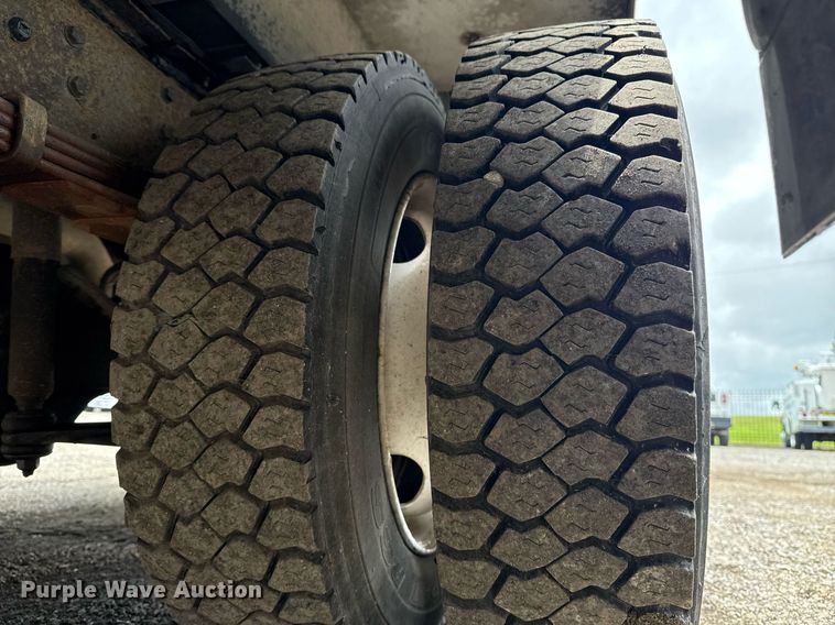 image for item EG5889 2001 Freightliner MT45  delivery truck