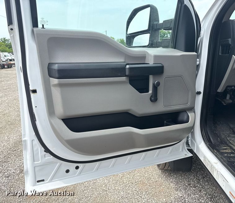 image for item EG6029 2019 Ford F550 Super Duty flatbed pickup truck