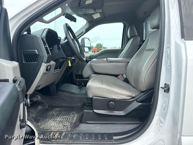 image for item EG6029 2019 Ford F550 Super Duty flatbed pickup truck