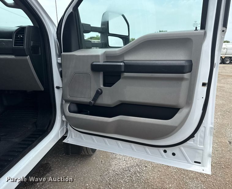 image for item EG6029 2019 Ford F550 Super Duty flatbed pickup truck