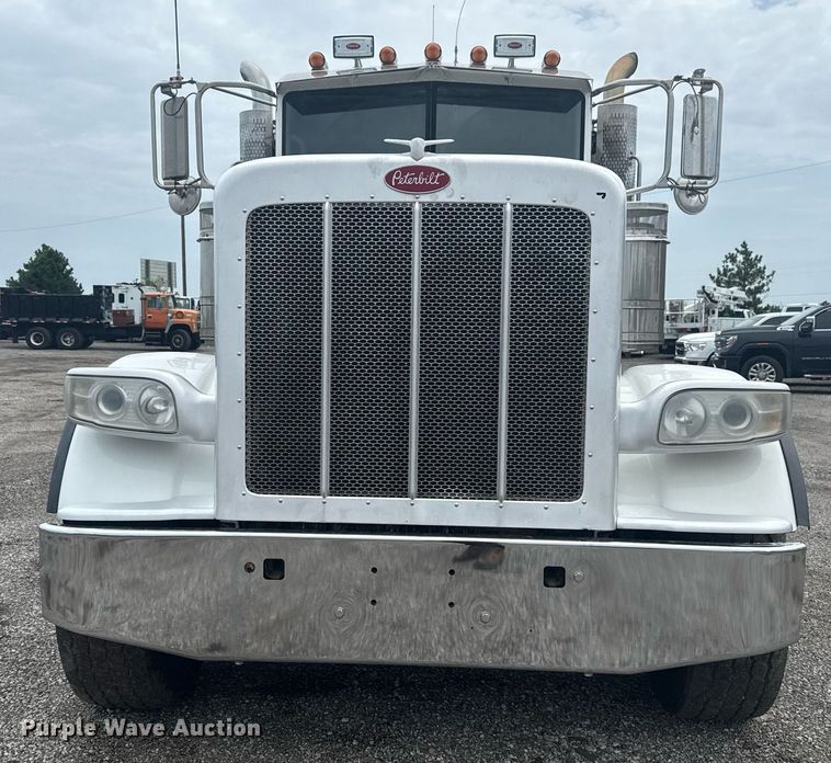 image for item EG6042 2012 Peterbilt 388 flatbed truck