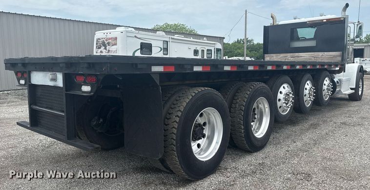 image for item EG6042 2012 Peterbilt 388 flatbed truck