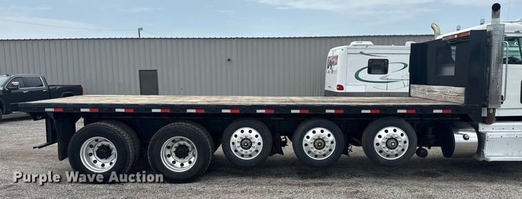 image for item EG6042 2012 Peterbilt 388 flatbed truck