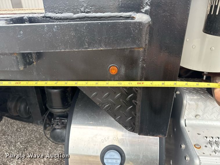 image for item EG6042 2012 Peterbilt 388 flatbed truck