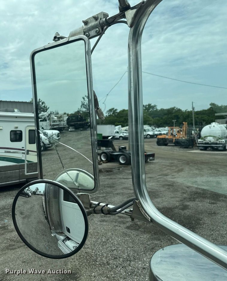 image for item EG6042 2012 Peterbilt 388 flatbed truck