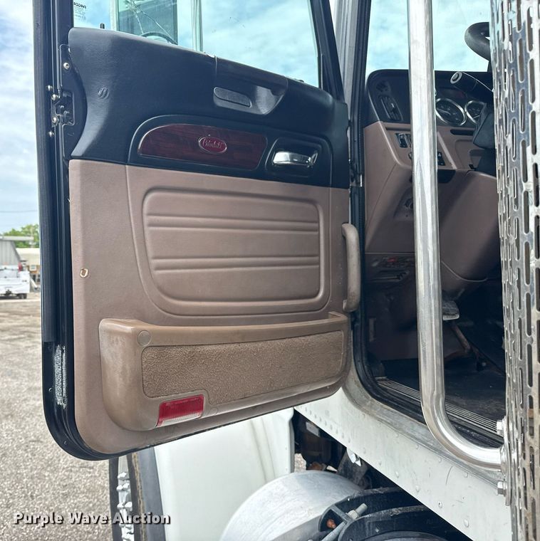 image for item EG6042 2012 Peterbilt 388 flatbed truck