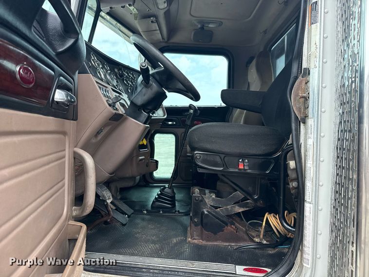 image for item EG6042 2012 Peterbilt 388 flatbed truck