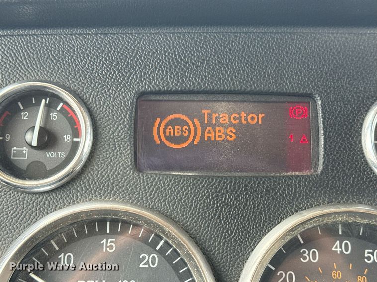 image for item EG6042 2012 Peterbilt 388 flatbed truck