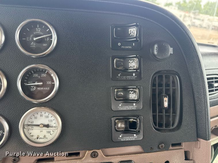 image for item EG6042 2012 Peterbilt 388 flatbed truck