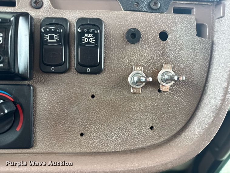 image for item EG6042 2012 Peterbilt 388 flatbed truck