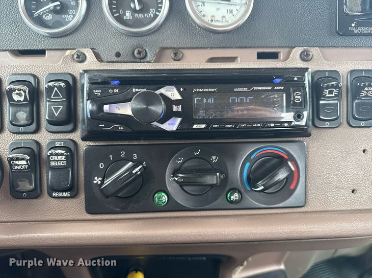 image for item EG6042 2012 Peterbilt 388 flatbed truck