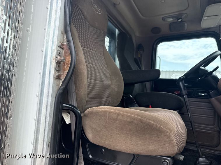 image for item EG6042 2012 Peterbilt 388 flatbed truck