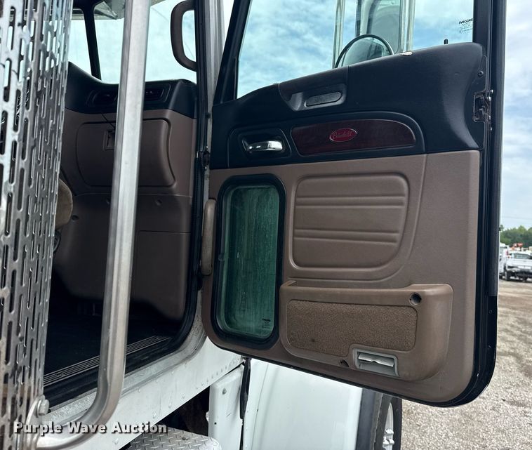 image for item EG6042 2012 Peterbilt 388 flatbed truck