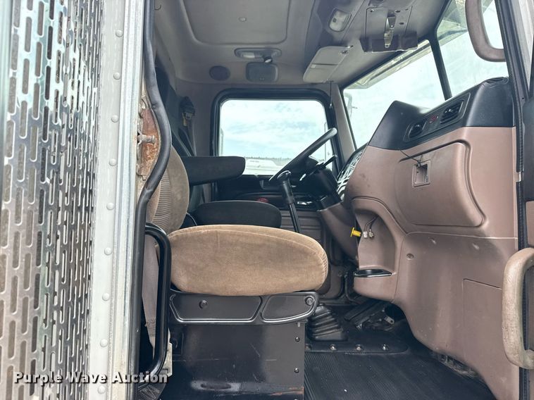 image for item EG6042 2012 Peterbilt 388 flatbed truck