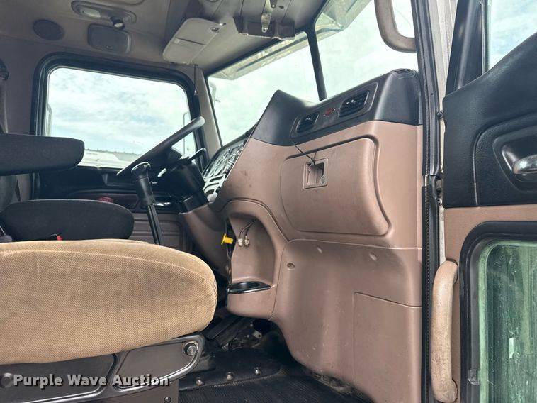 image for item EG6042 2012 Peterbilt 388 flatbed truck