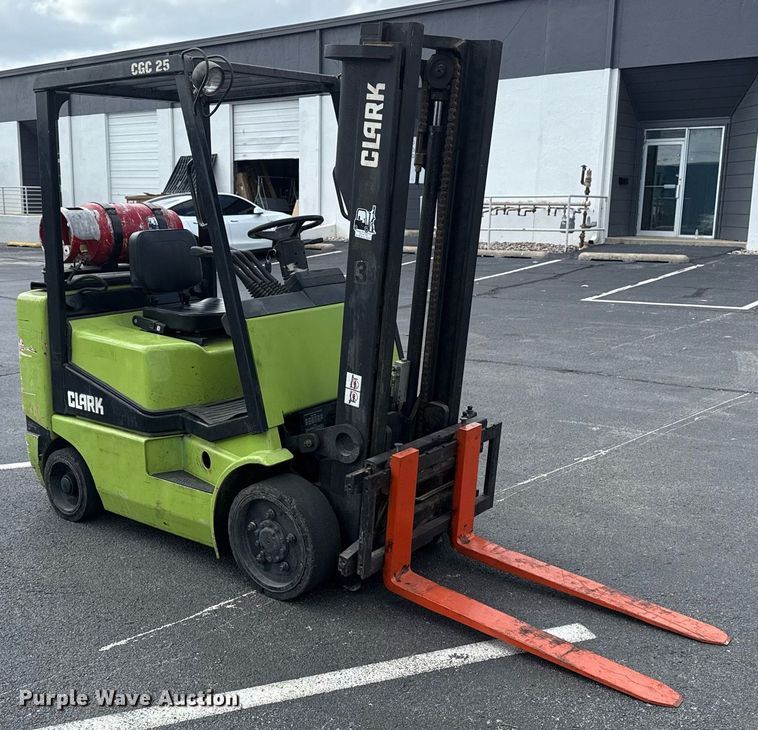 image for item EG8150 1997 Clark CGC25 forklift