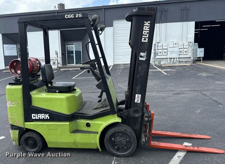 image for item EG8150 1997 Clark CGC25 forklift