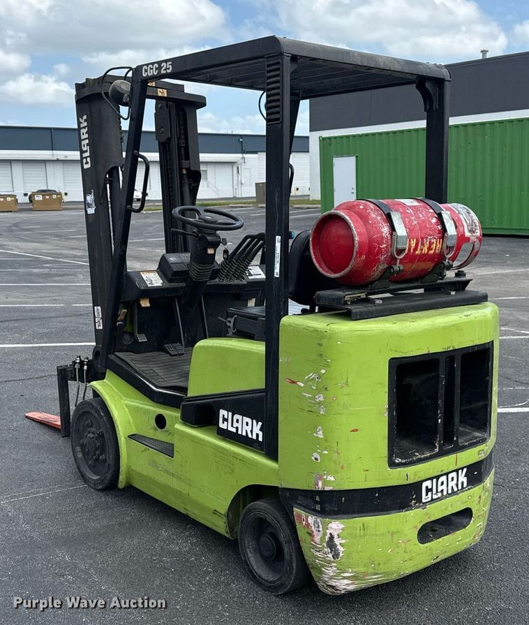 image for item EG8150 1997 Clark CGC25 forklift