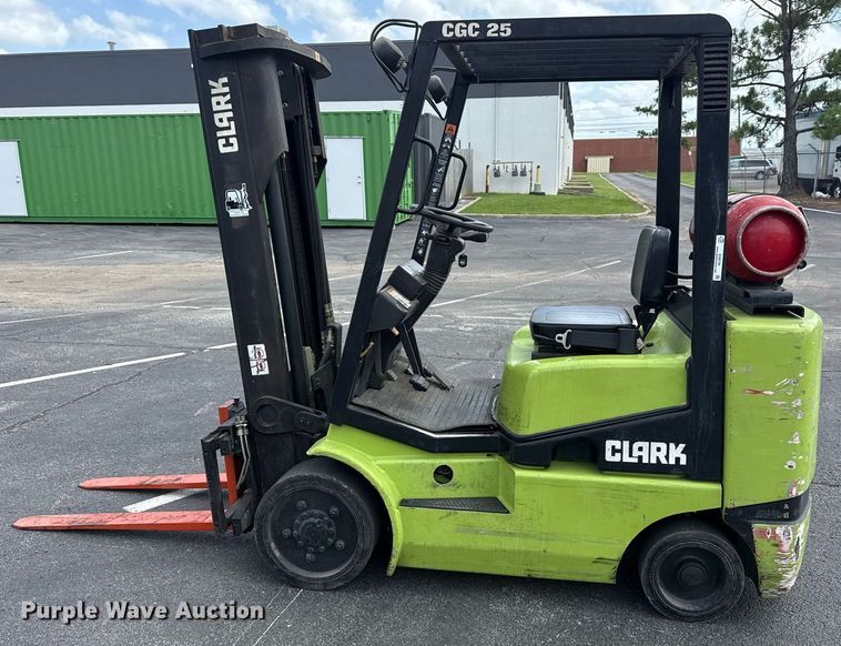 image for item EG8150 1997 Clark CGC25 forklift