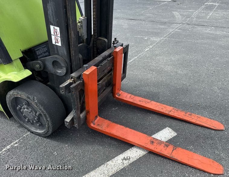 image for item EG8150 1997 Clark CGC25 forklift