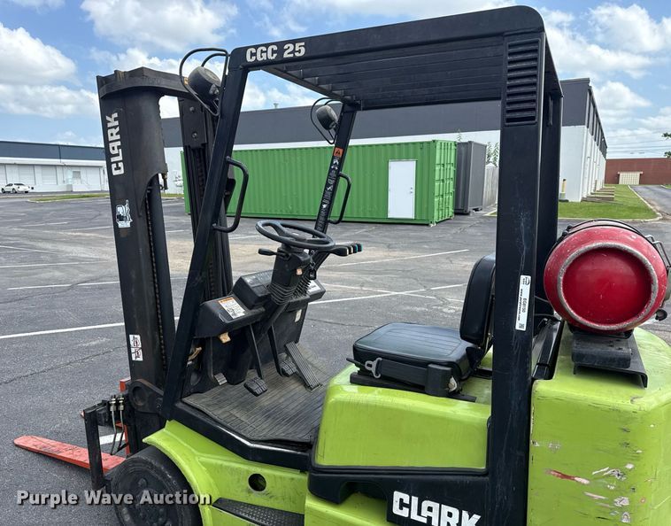 image for item EG8150 1997 Clark CGC25 forklift