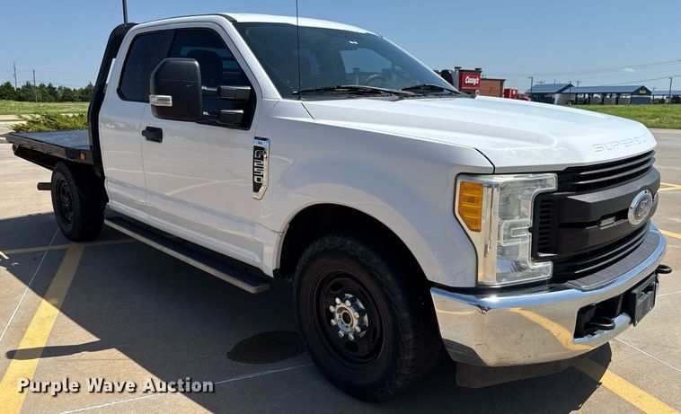 image for item EJ4757 2017 Ford F250 Super Duty XL SuperCab flatbed pickup truck
