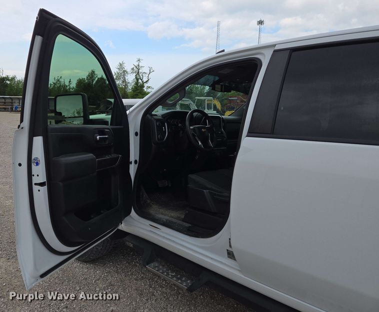 image for item EJ7546 2020 Chevrolet Silverado 2500HD Crew Cab pickup truck