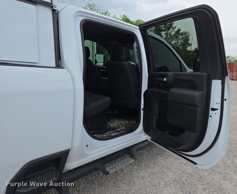 image for item EJ7546 2020 Chevrolet Silverado 2500HD Crew Cab pickup truck