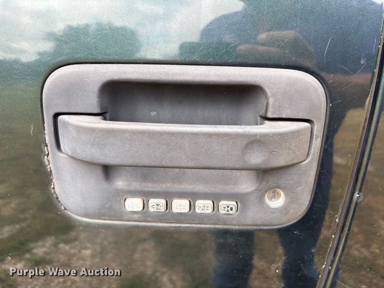 image for item EJ7626 2004 Ford F150 XLT SuperCab pickup truck