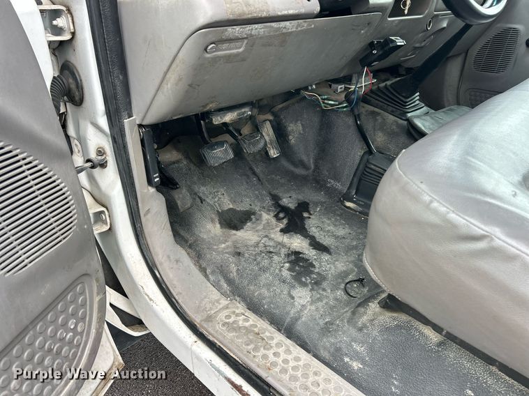 image for item EK8381 2000 Ford F550 Super Duty flatbed truck